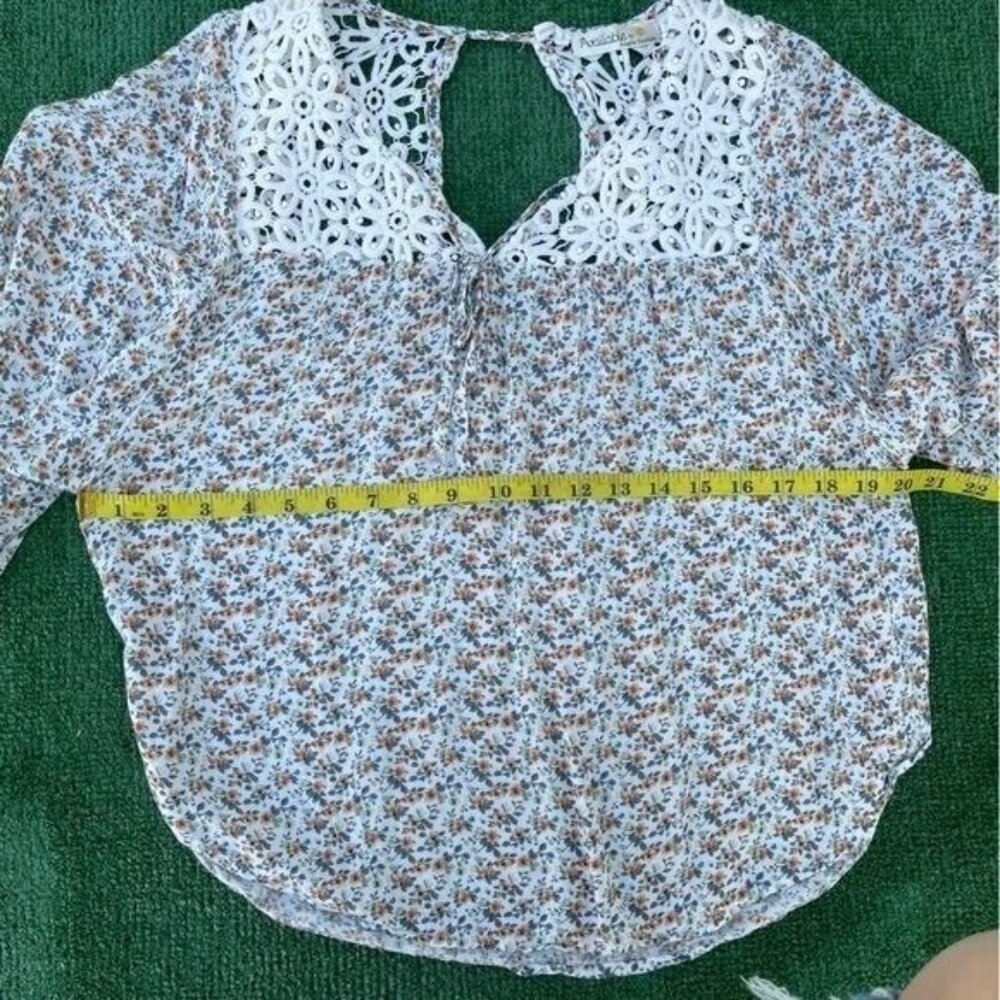 Floral Blouse with Crochet Details at Neckline Loose Fit Comfortable Size S - Picture 12 of 13